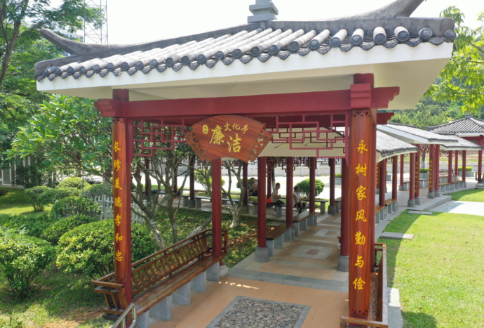 园区里有涵养廉明政风的廉洁文化亭,培养良好家风的家风园,传承东纵