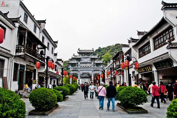 江西婺源的江湾古镇,一座清代老宅的门楣上,四个大字挂了300年