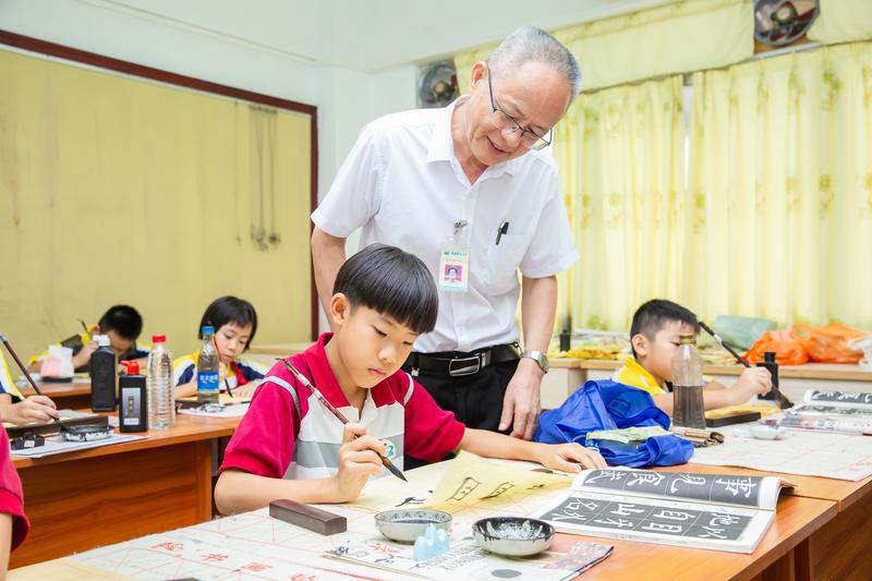 西南九小校长王达武写字做人让书法成为孩子高雅的玩耍