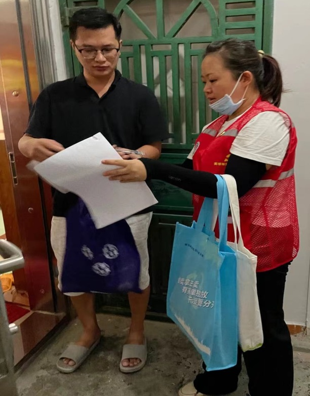 广州黄埔城管党员服务队出动逐户上门宣传垃圾分类
