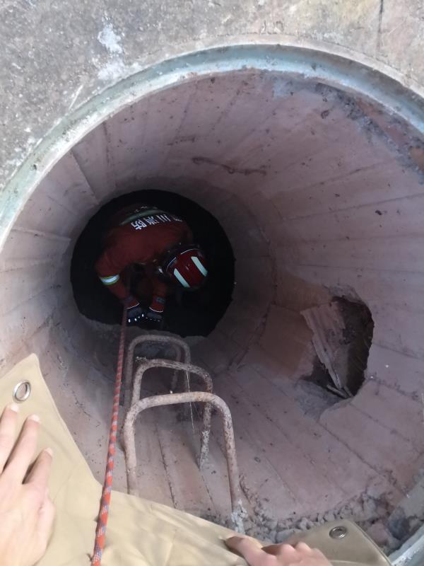 四川南充6岁女童坠入废弃下水道消防员紧急下洞救出