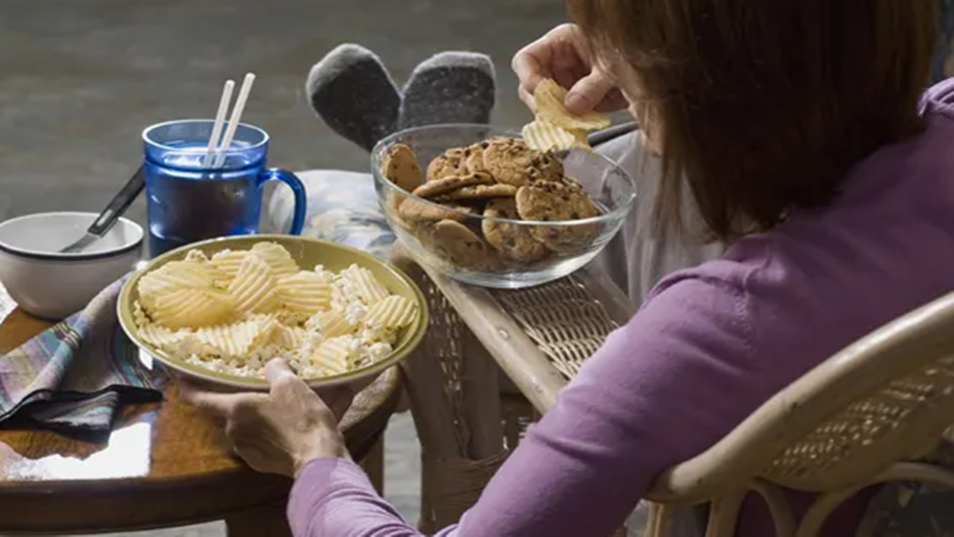 编辑睡前吃东西的原因第一:睡觉之前感觉饿了,可能晚上的饭没有吃饱