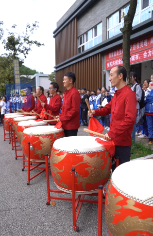 考前1小时这群班主任挥旗擂鼓为考生呐喊出征场面沸腾