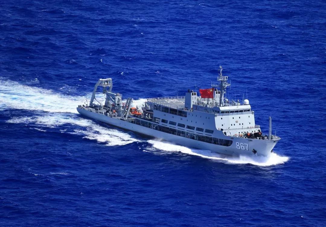 海军北海舰队某防险救生支队"长岛号"援潜救生船所到之处,亮出的是