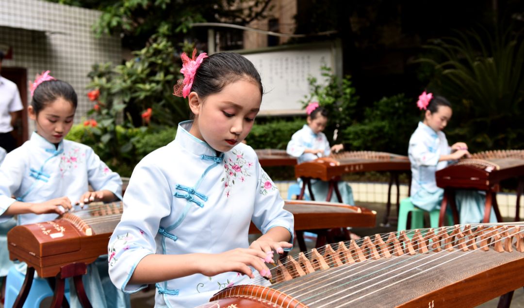 【话题】珞璜小学:书香扑鼻润无声 诗意盎然入校园