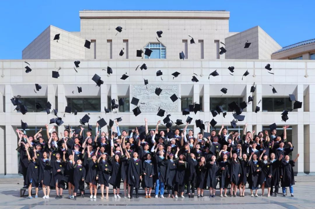 2015年,北京大学新生报到现场过往的点滴依稀重现夏季的阳光倾洒而下