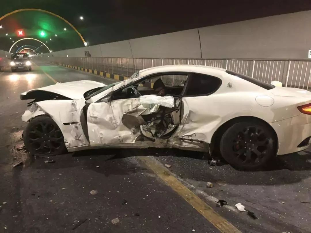 玛莎拉蒂隧道内超车失控,车损百万!