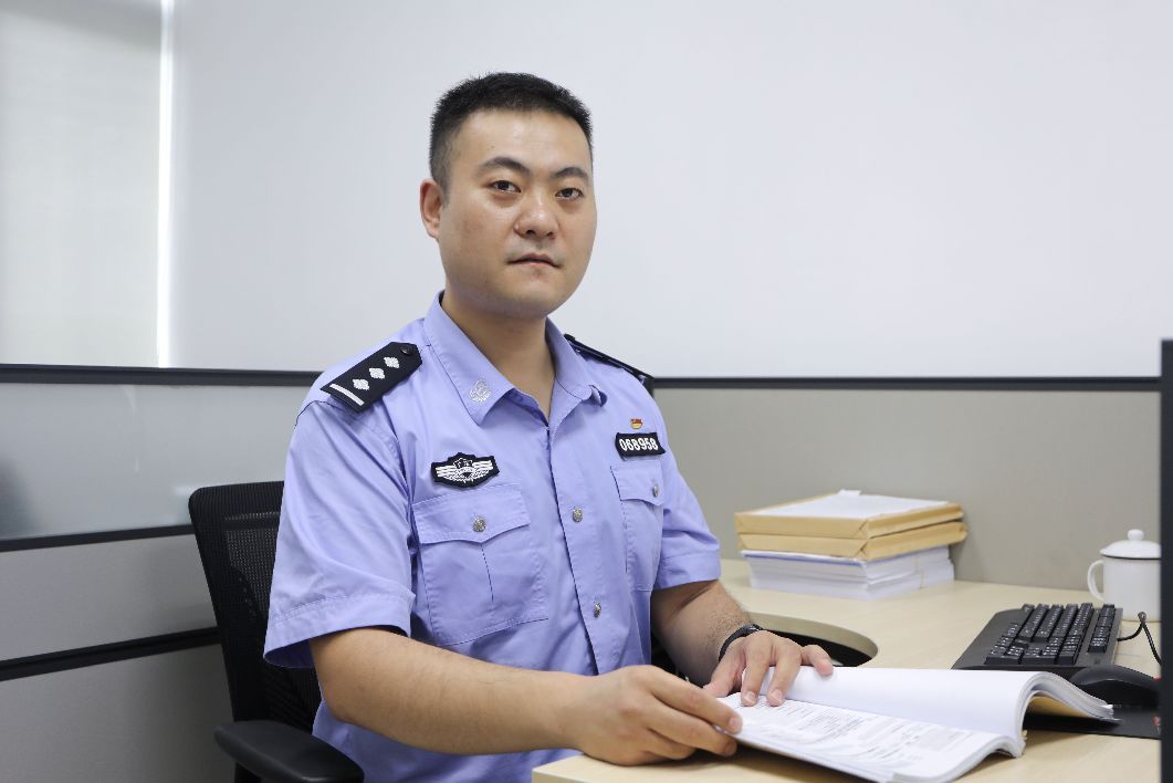 男,中共党员 2006年加入深圳警队 现任光明公安分局刑警大队三级警员