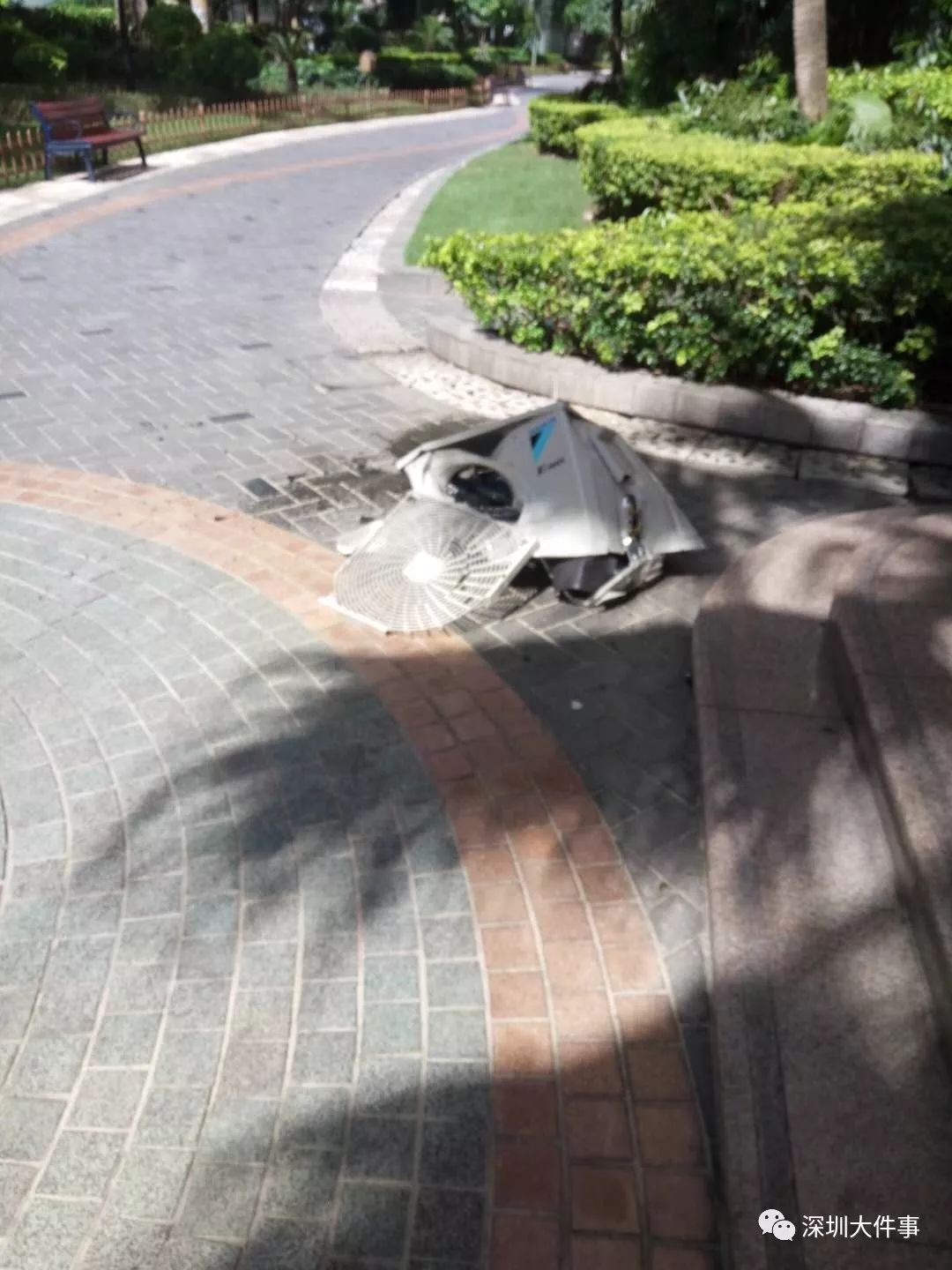 提醒吓人又见高空坠物这次是空调室外机