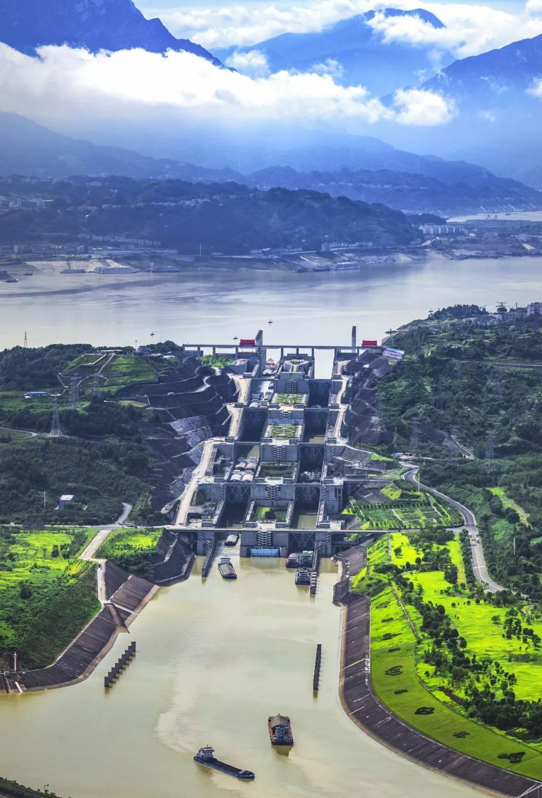 以及调水,排沙等功能 ▼黄河小浪底水电站,摄影师@邓国晖