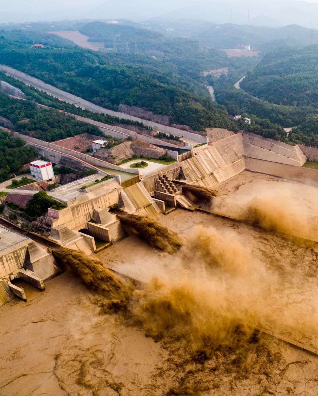 又或者在上游庫區 形成別具一格的風貌景觀 ▼新安江水庫,千島湖,圖片