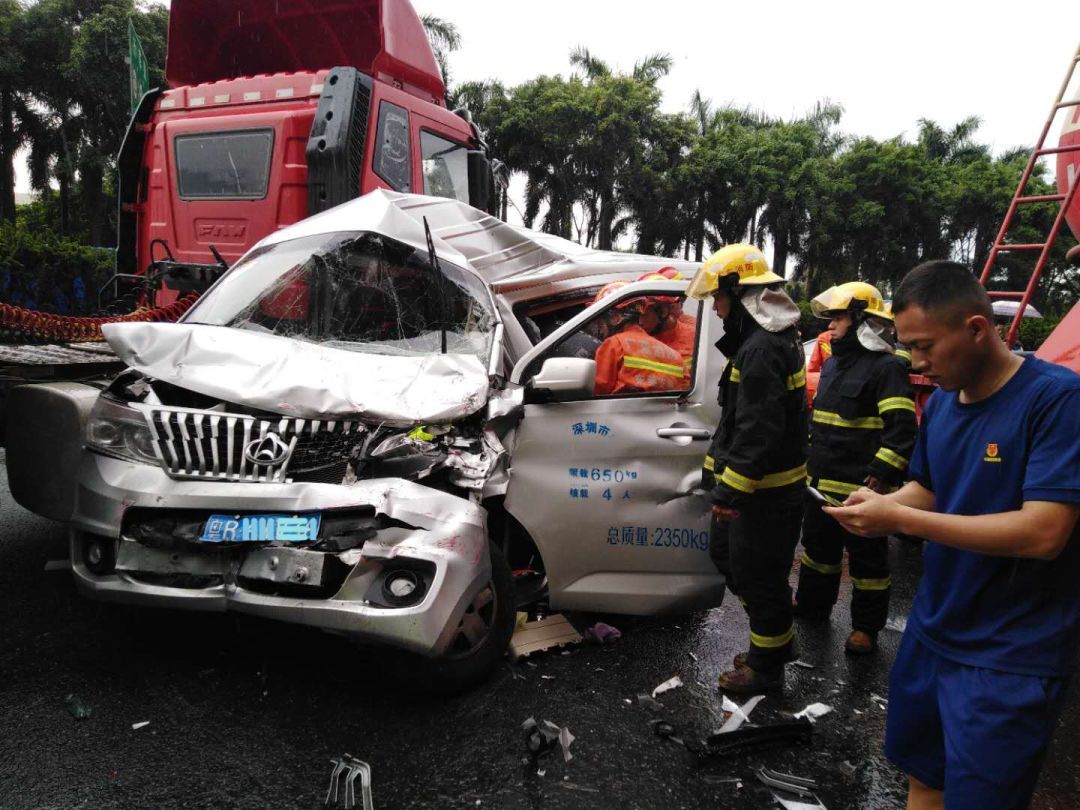 触目惊心广东高速上8车连环相撞有小车直接被压扁现场惨烈