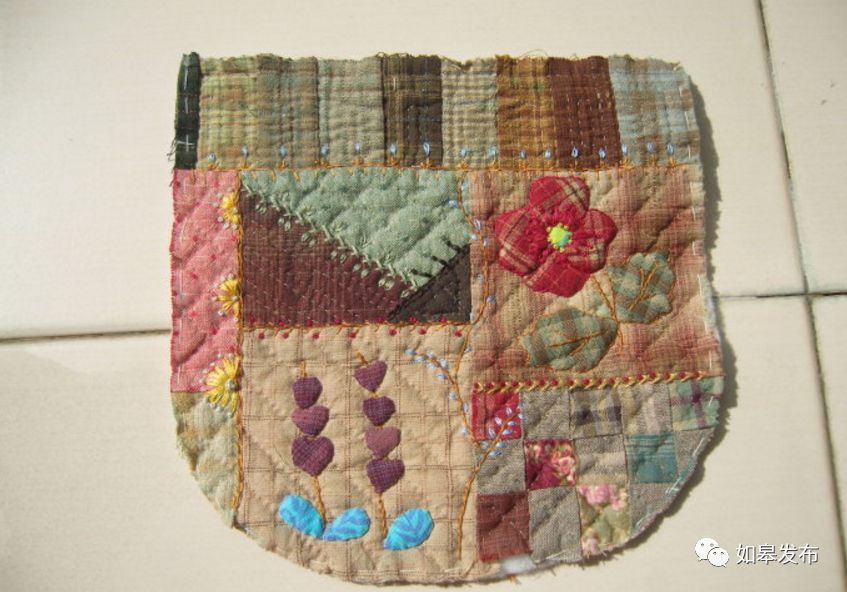 母亲便请村里的裁缝为我们各自缝了可以挎的布书包