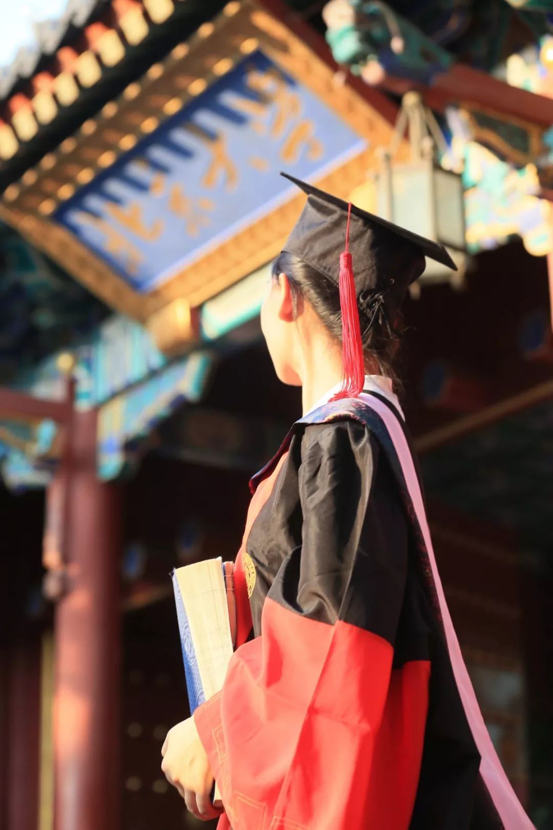 就会渐渐地忘记时间"可这一天终究来临扬起笑容吧穿好学位服带上花束