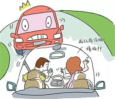 隐患: 1,降低安全性 手机屏幕越来越大,开车玩手机恐怕一只手都不够用