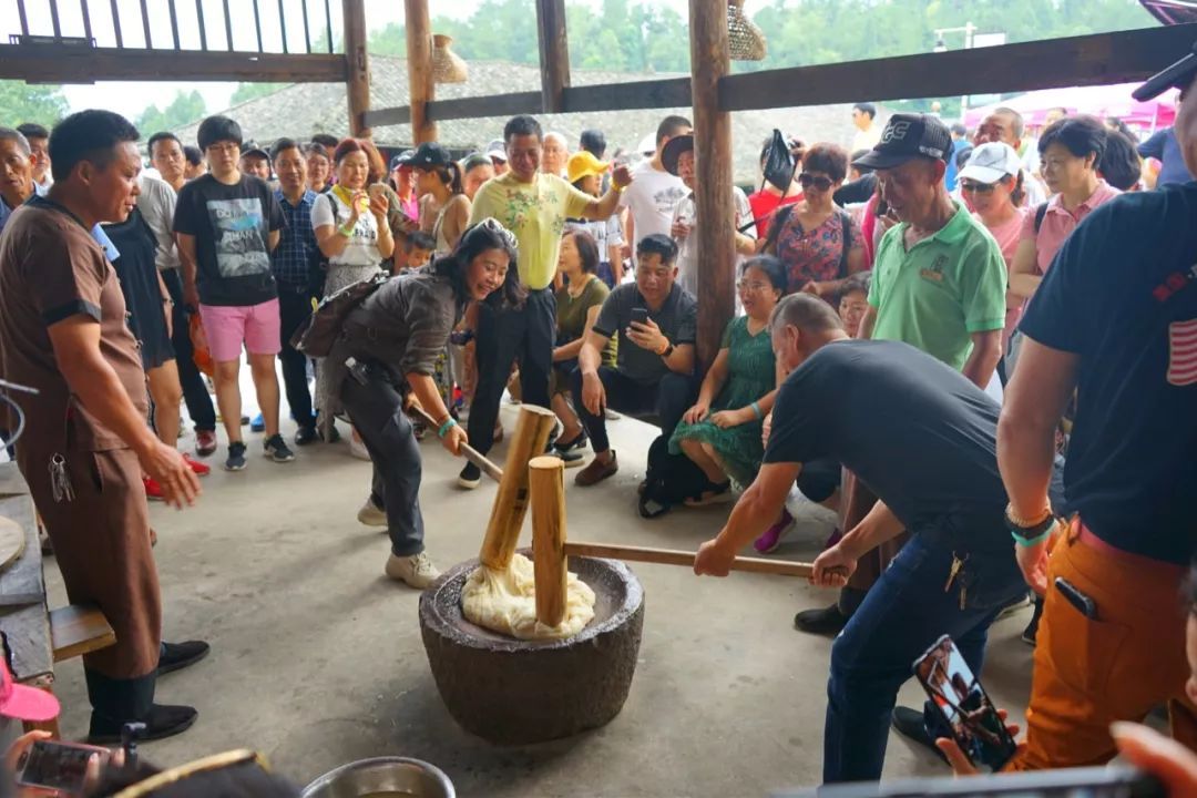 体验打糍粑