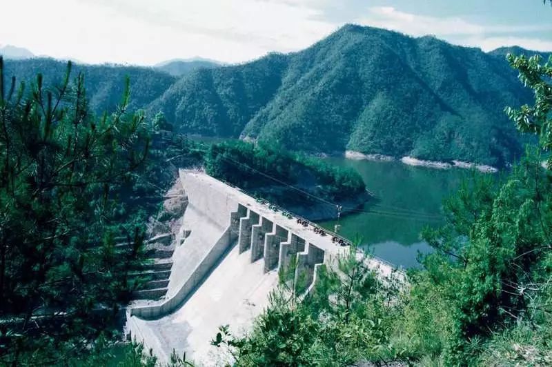 西宅里渡口位于东阳市马宅镇南江水库,西宅里至马鞍山,渡距1800米