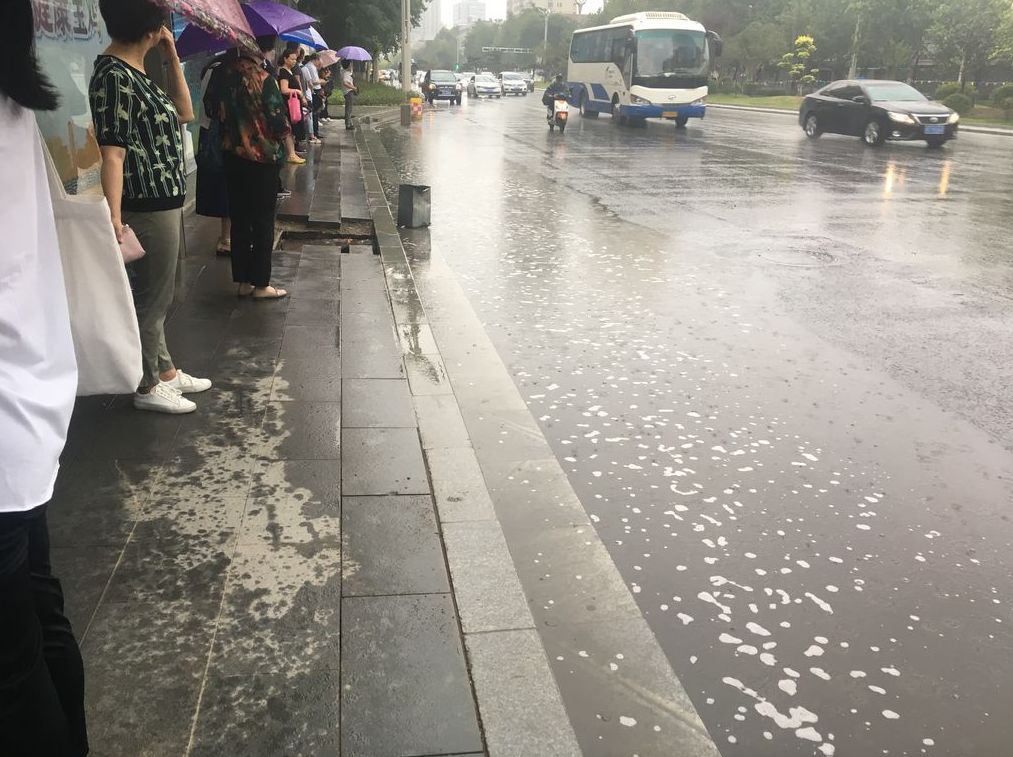 市区大庆路这座公交站,下雨天积水严重,何时能解决?相关部门这样回应!