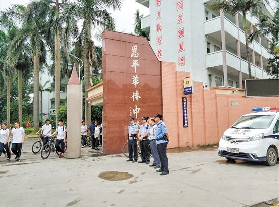 7月4日,上完晚自习的学生相继离校回家,在恩平华侨中学门口有几个