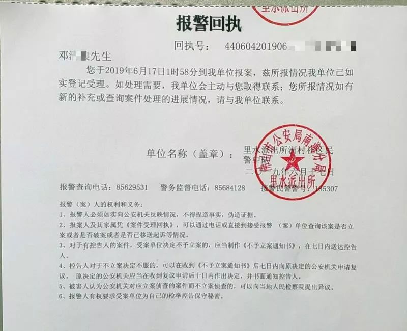 警觉的店员们迅速将的哥围了起来 正要报警时 只见的哥苦笑着摇摇头