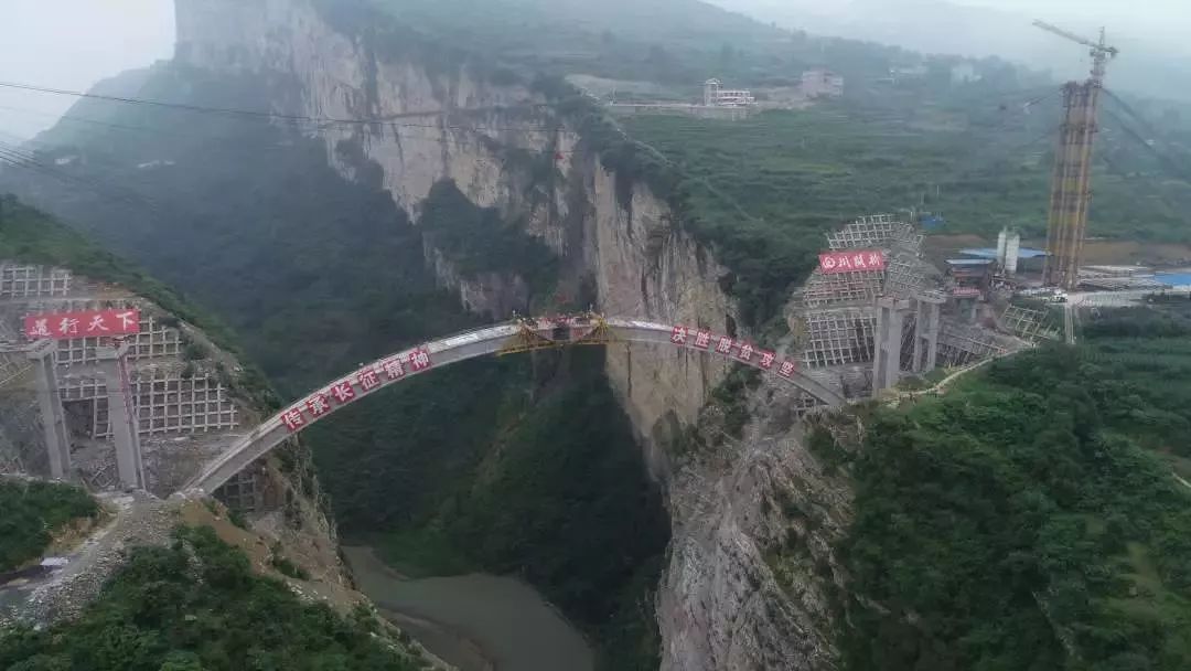 镇雄进四川2个半小时变1分钟云贵川鸡鸣三省大桥合龙