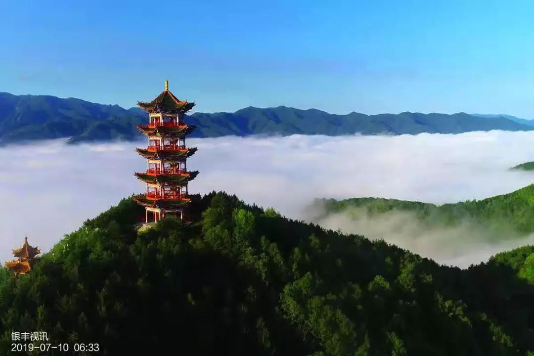 雨后初晴云海翻腾太白山巅宛若仙境
