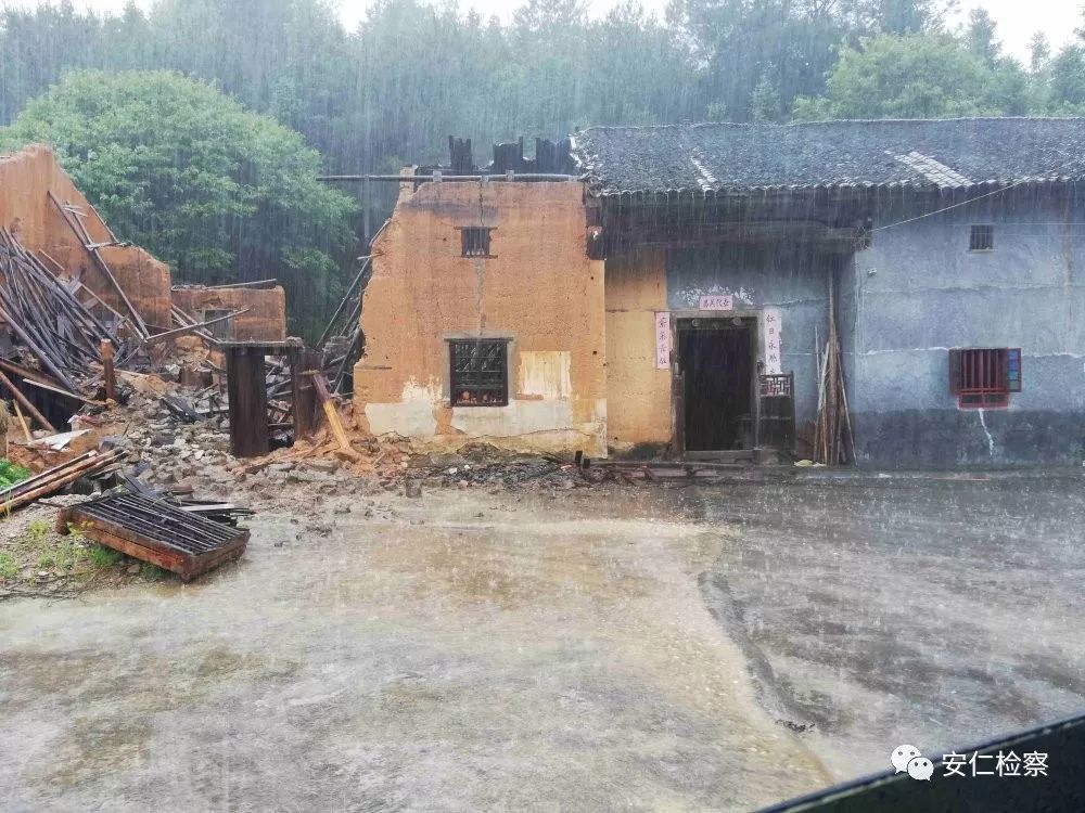 村中部分老房子經不住暴雨連日的摧殘,已然倒塌.