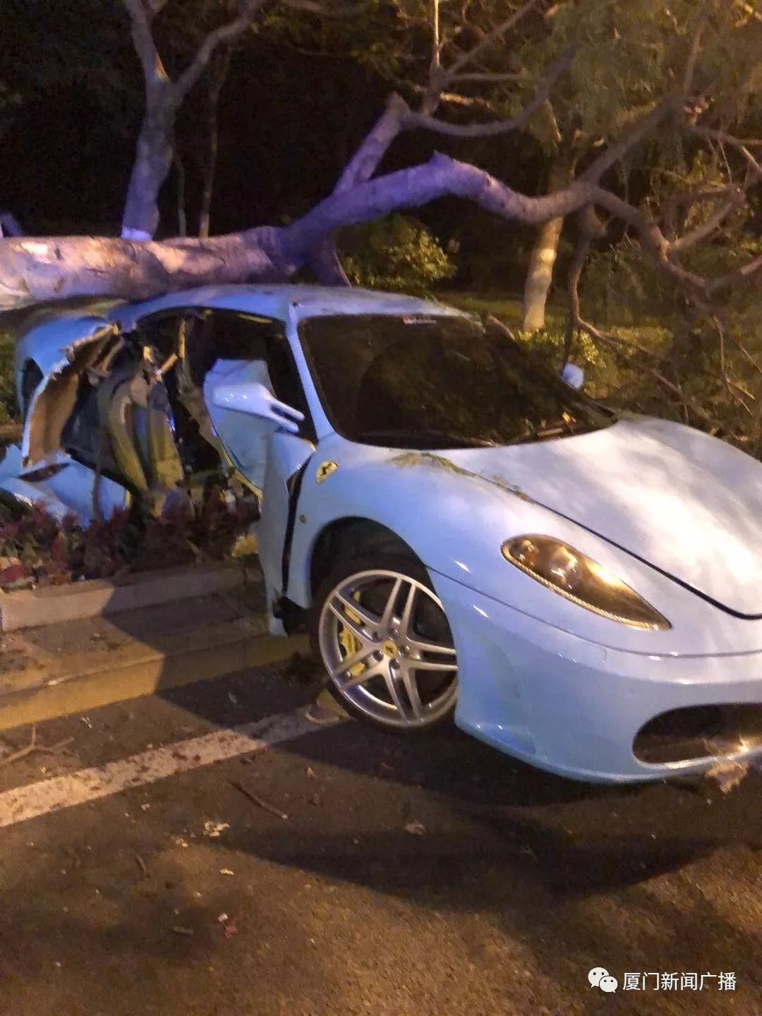厦门筼筜路豪车事故法拉利撞烂严重损毁现场触目惊心1人送进医院