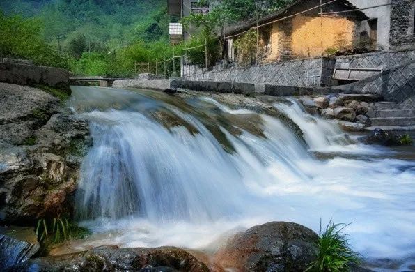 何氏宗祠-湍源村位于杭州临安区湍口镇南部,东隔寺岭与洪岭村交界