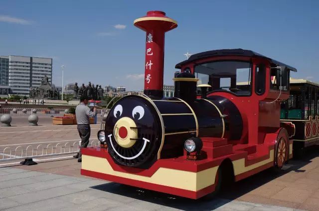 傍晚时分 在 双驹广场坐着"康巴什号"小火车 游览,穿越康巴什中