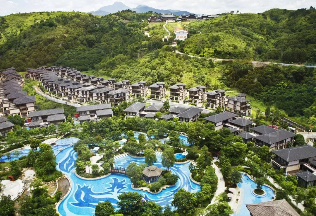 美丽如画的鹿湖温泉度假村一角.(胡金辉 摄)