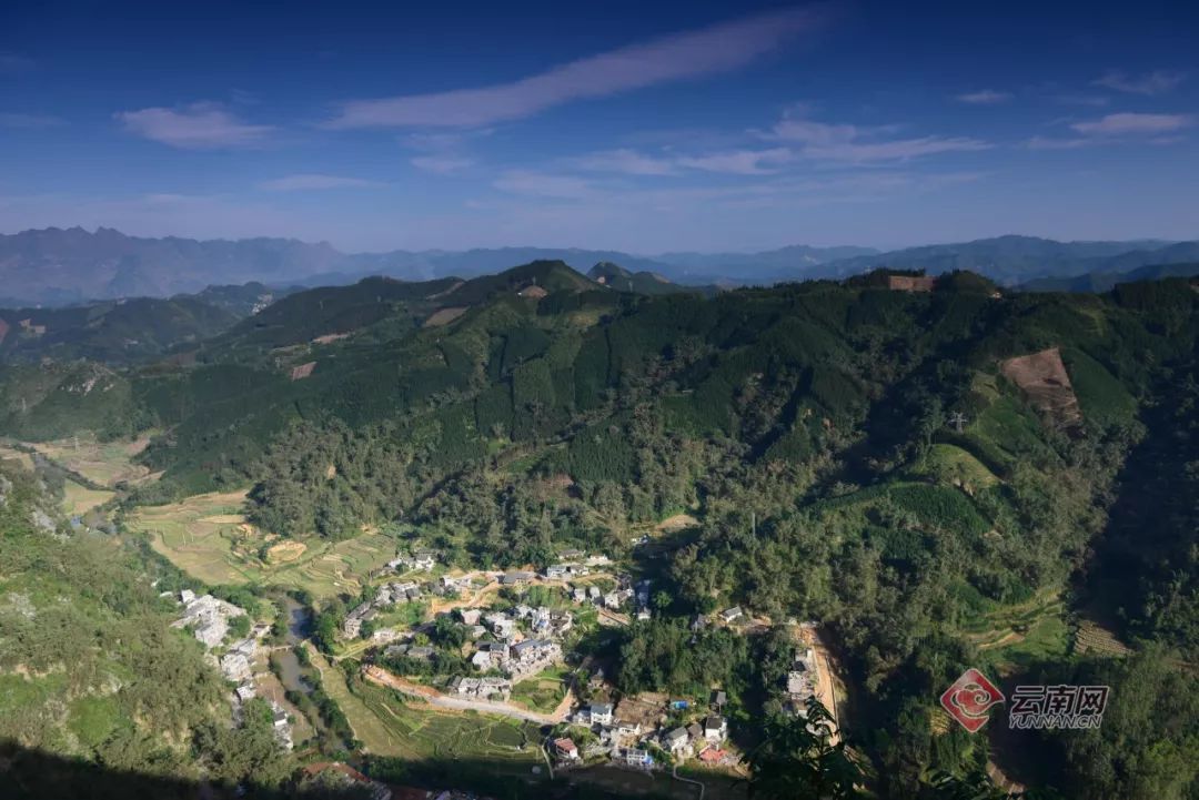 资料图:曲靖脱贫攻坚建设中的罗平县鲁布革乡腊者村