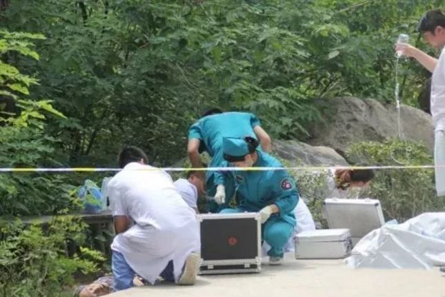 就一瞬间,女孩在景观池玩耍不幸触电身亡!