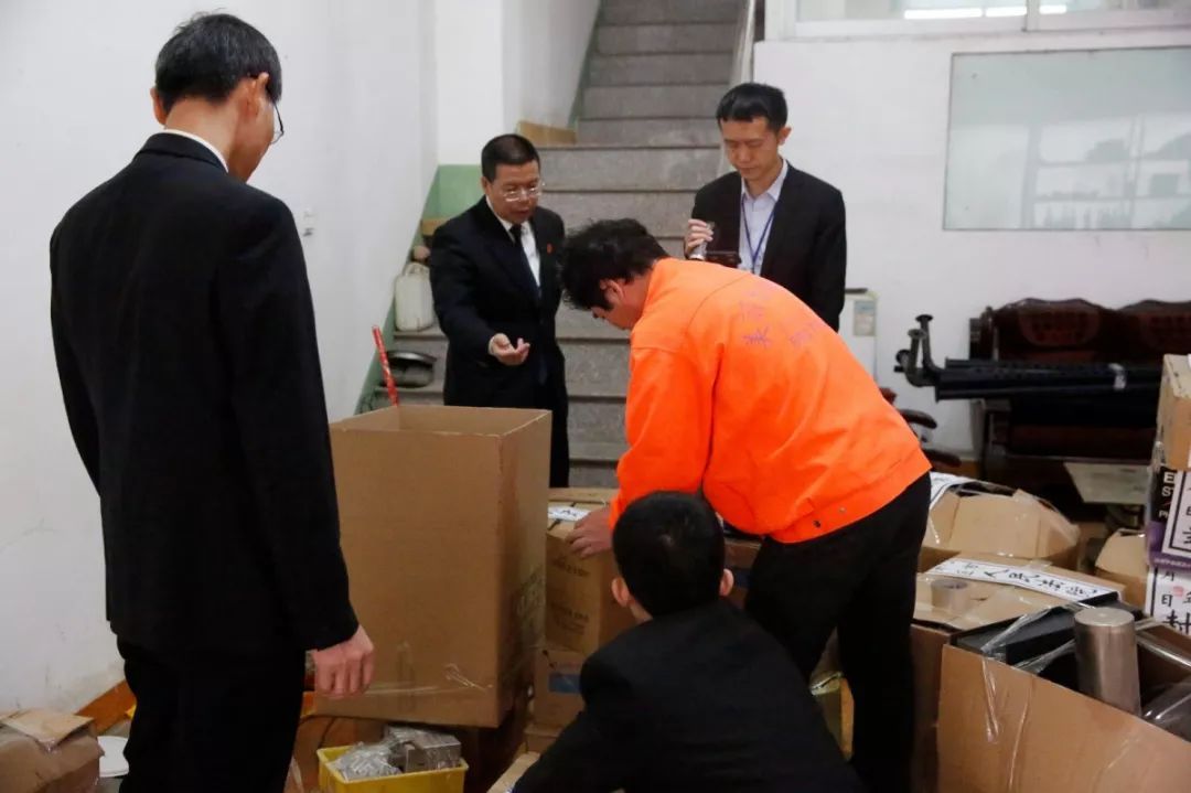 陈原煌指导腾房工作▼腾空厂房,天气太热,同安法院的干警用矿泉水