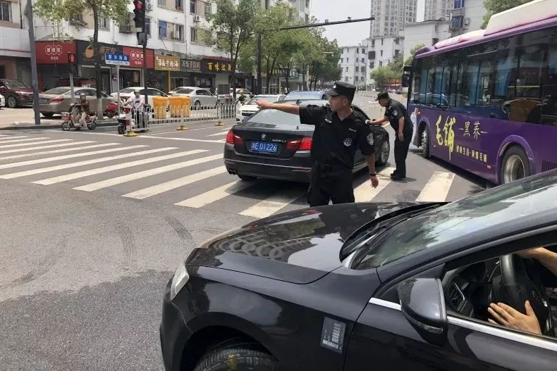 交通事故导致了周围的车辆堵塞,在交警到达现场前,队友俞勇和朱友江