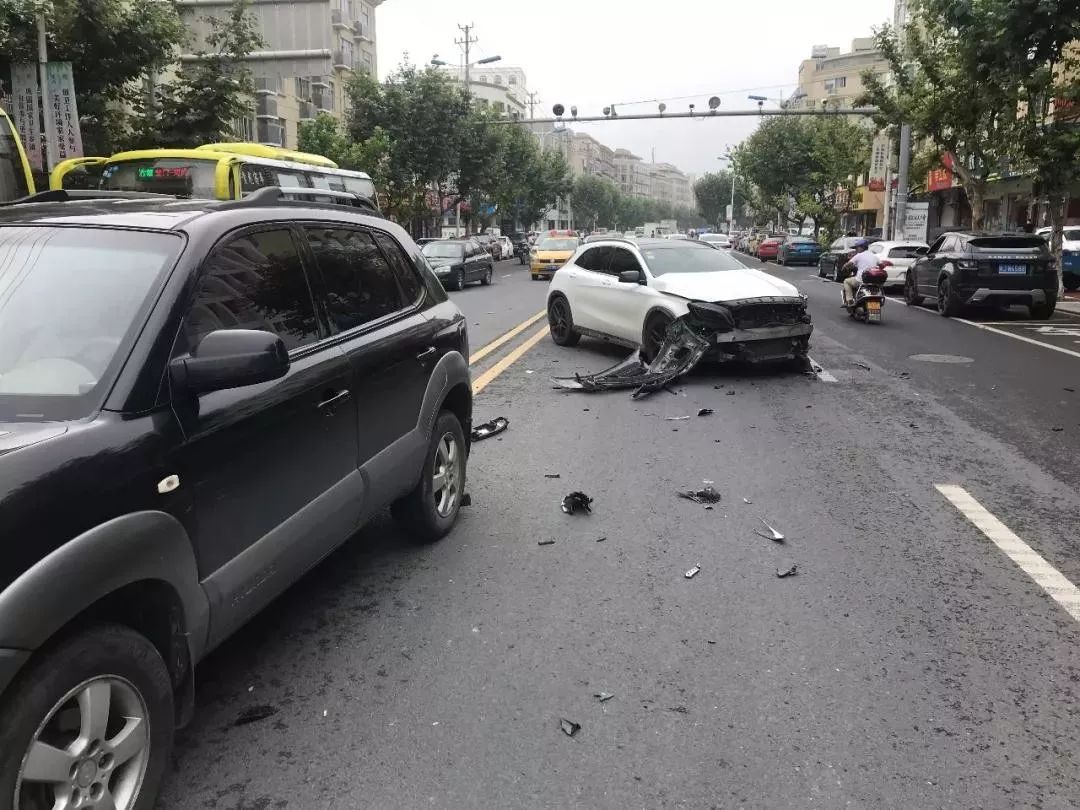 警示白色奔驰嗖一下撞了上去街头一幕太吓人了