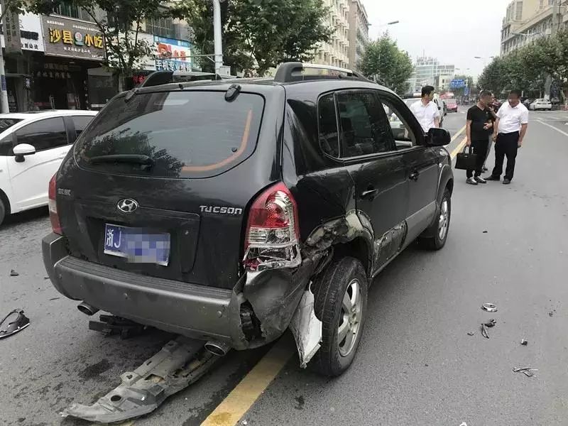 警示白色奔驰嗖一下撞了上去街头一幕太吓人了