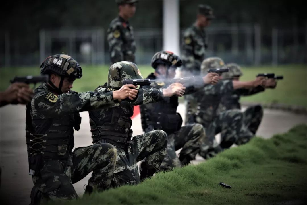 进行山地手枪快速精度射击训练