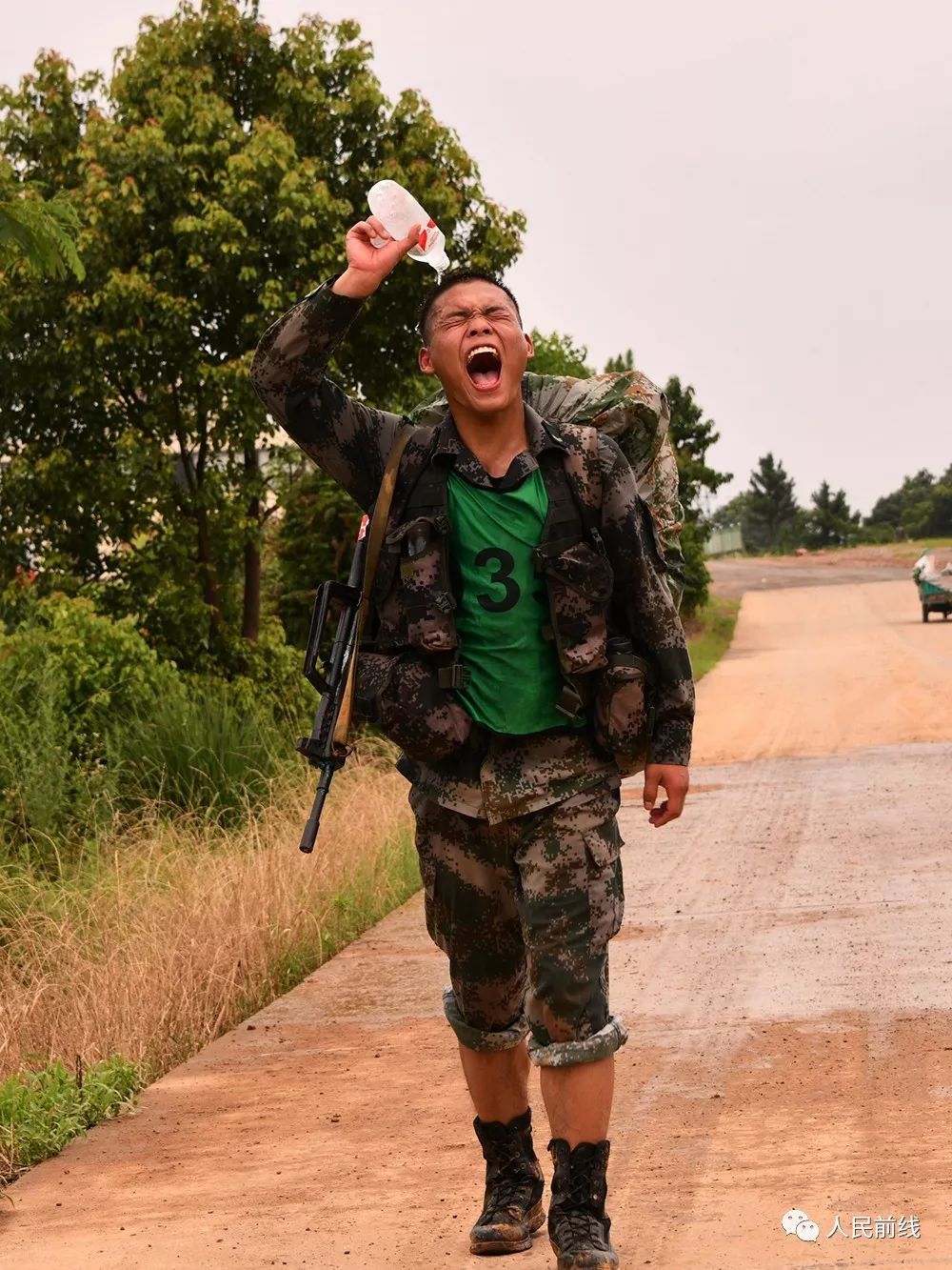 这才是军营"真汉子"!