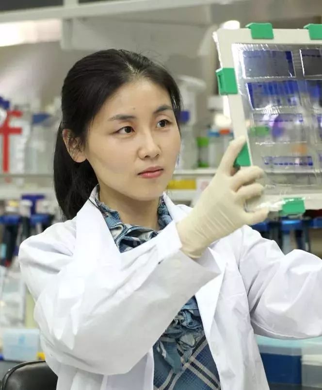 比如女科学家,女博士,在世俗眼光中,她们往往是严肃的高知形象,没什么