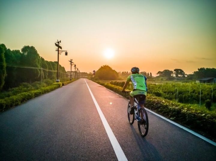 清晨的贤鲁岛,身着运动服的年轻人在迎着朝阳在运动