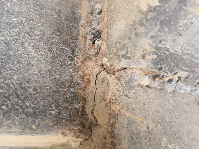 新车买回几天货箱底座开裂脱焊