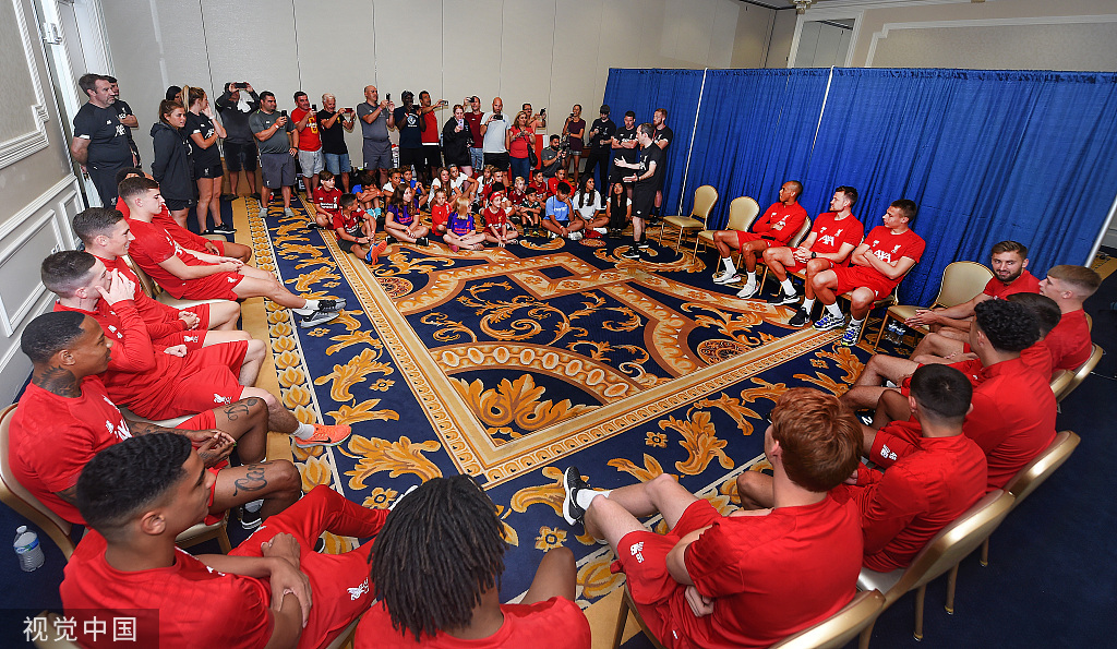 利物浦全队为小球迷签名合影