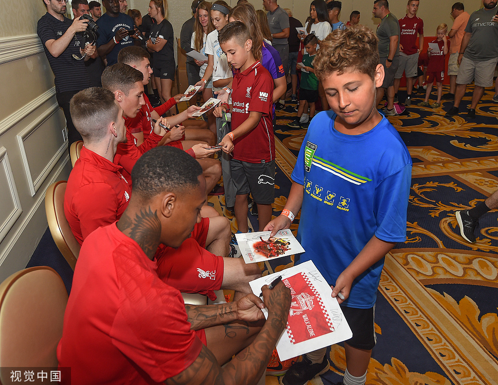 利物浦全队为小球迷签名合影