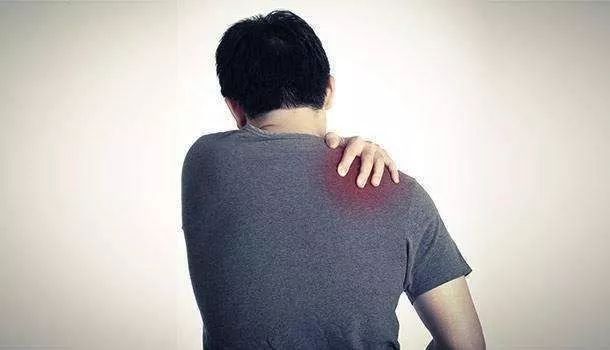 太后悔女子右肩疼了大半年一查竟然是得了医生这些疼痛都是前兆