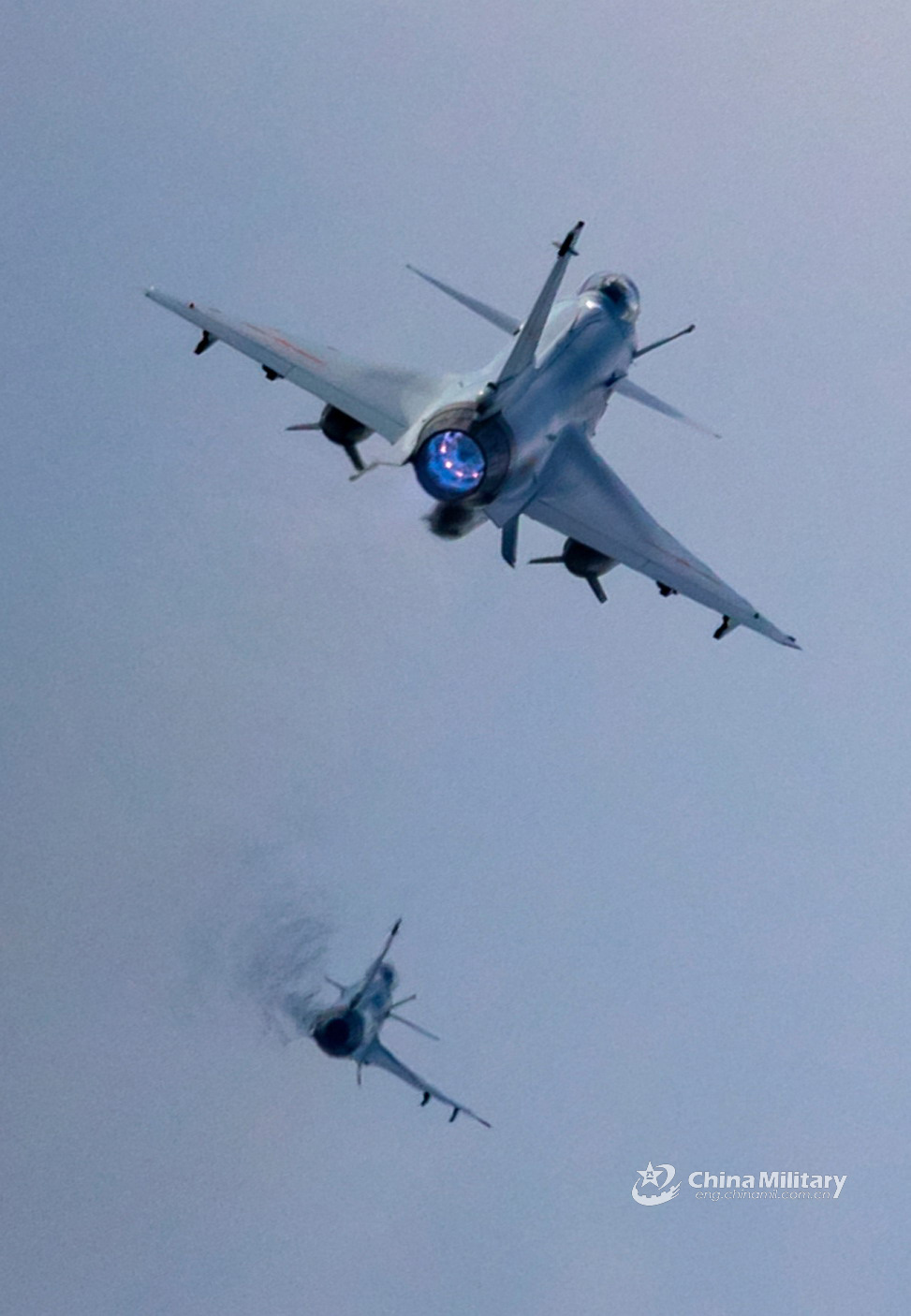 中國空軍演練自由空戰殲10c戰鬥機鑽山谷飛行