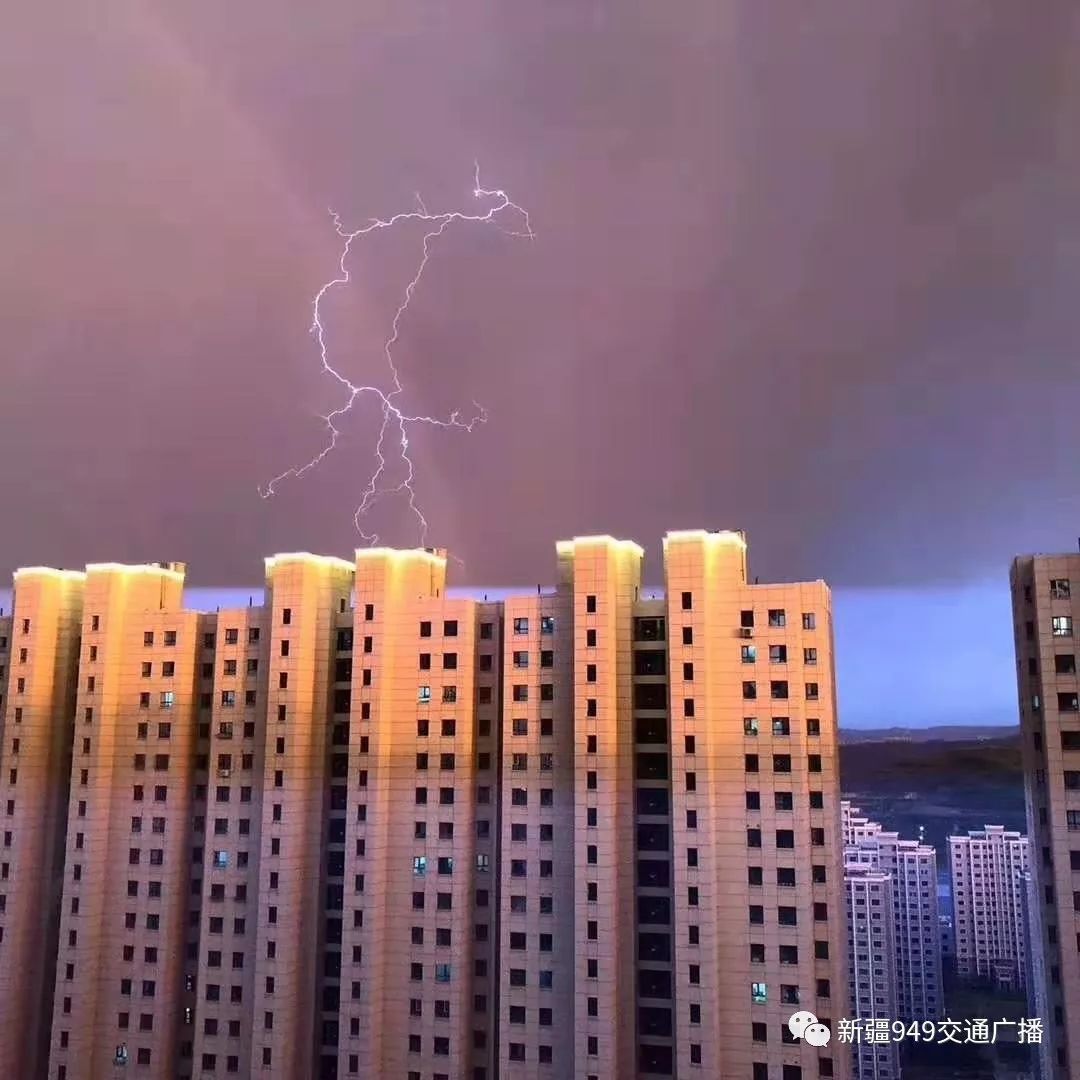 突然間電閃雷鳴風雨交加