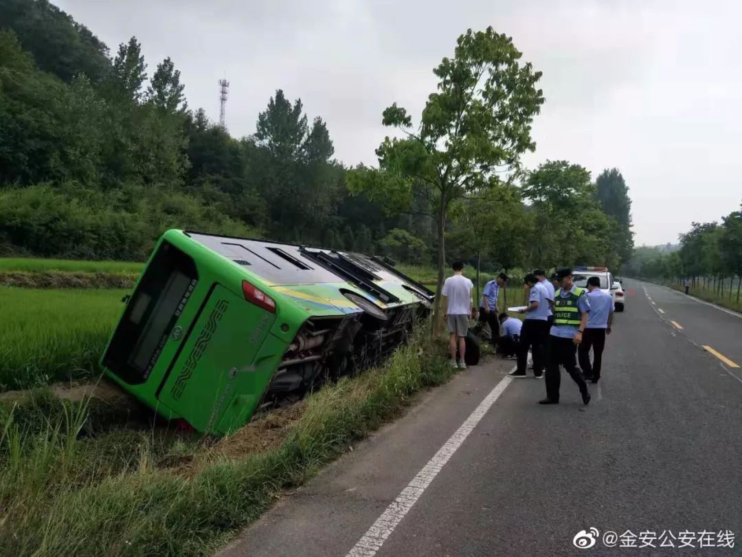 事发张店一公交车侧翻