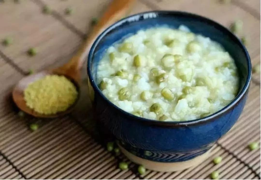 西瓜皮绿豆粥 西瓜皮有利尿功用,还可清热解暑.