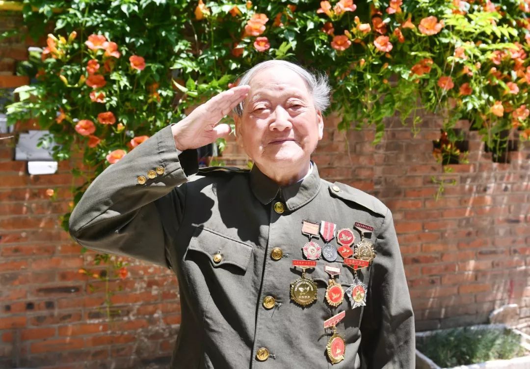 吴迎时佩戴获得的军功章敬礼